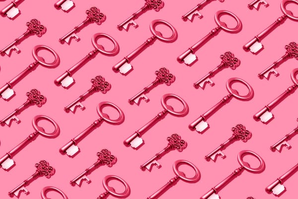 Imagem com várias chaves diferentes em um fundo rosa