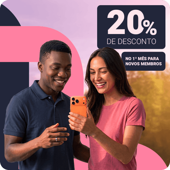 Imagem de um homem e uma mulher segurando um iPhone 17 anunciando o desconto de 20% no 1° mês para novos membros