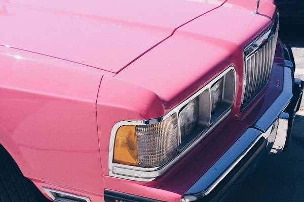 Capô de carro rosa