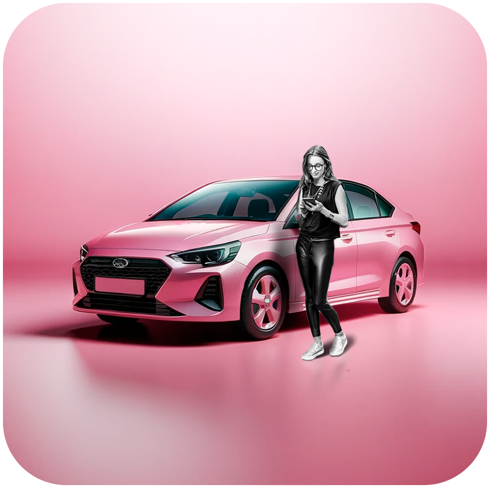 Mulher segurando celular em frente a carro rosa