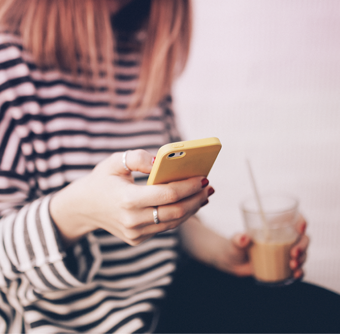 Mulher segurando um smartphone